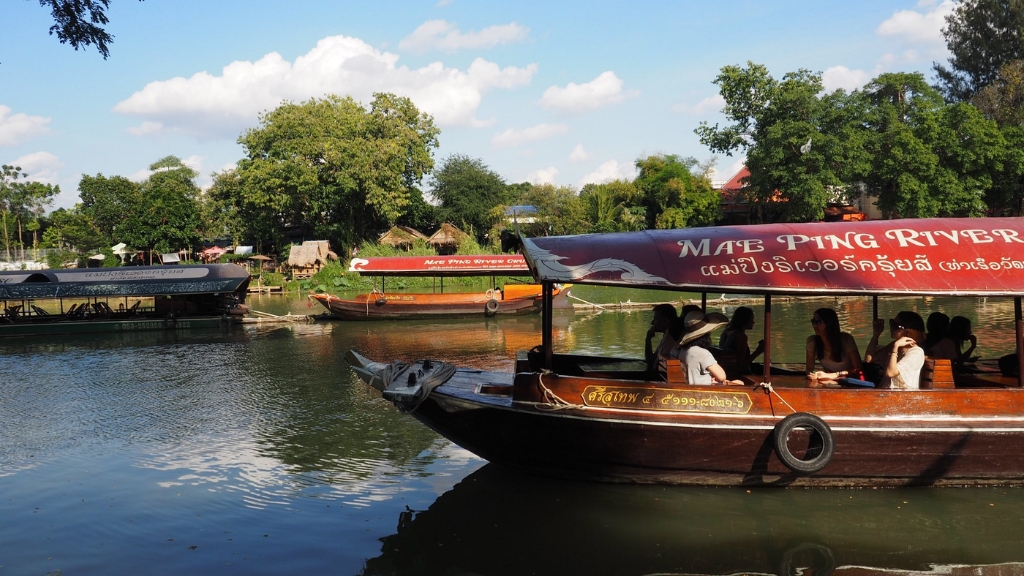 Bateau le long de la rivière Mae Ping