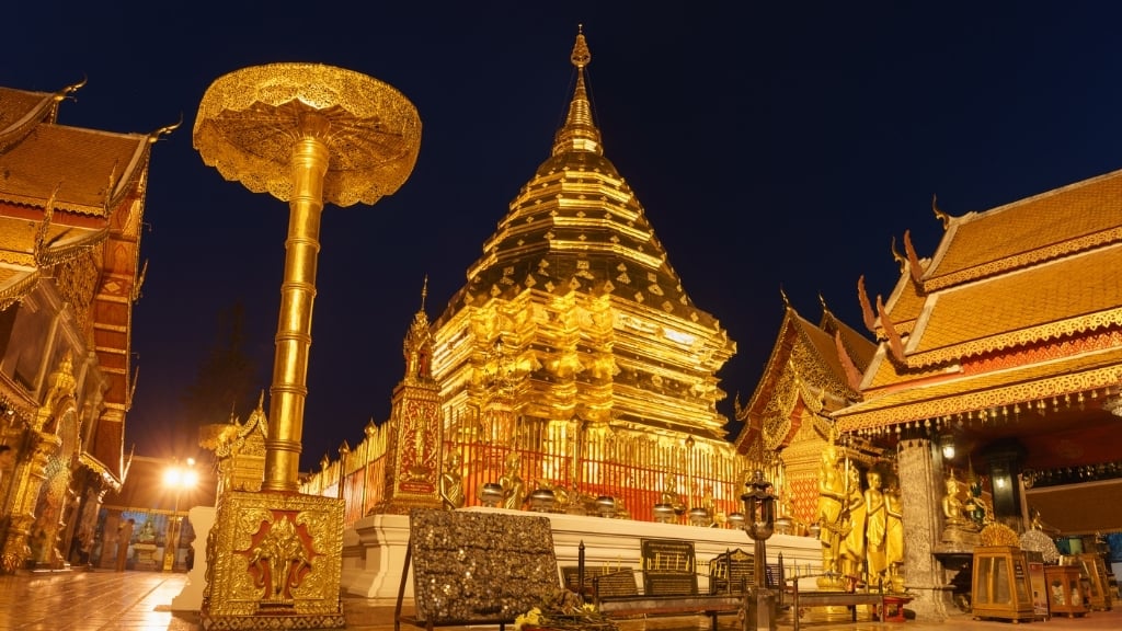 Beauté du temple Wat Phra That Doi Suthep au soir Beauté du temple Wat Phra That Doi Suthep au soir