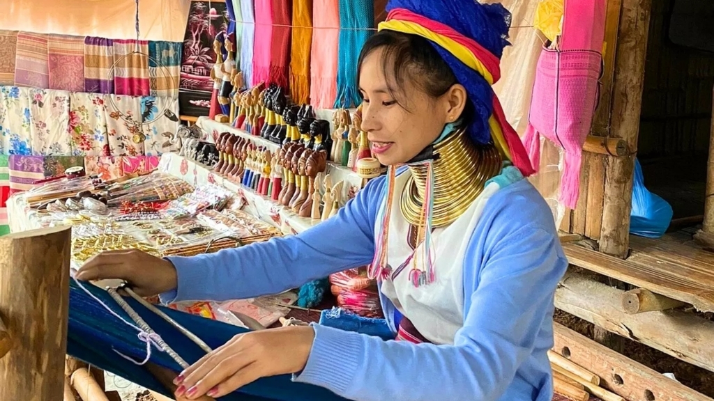 Village Karen à long cou