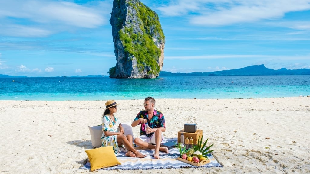 thailande krabi couple se detend sur la plage 1024 - Thaïlande en août : météo et meilleures activités