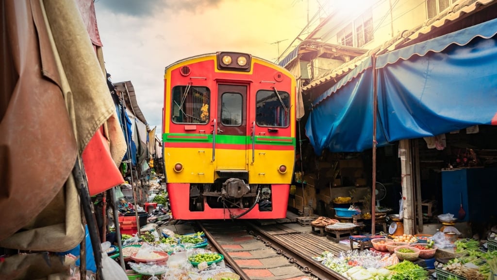 Que faire autour de Bangkok en 1 jour ? - thailande samut songkhram marche ferroviaire de maeklong 1024 Marché ferroviaire de Maeklong