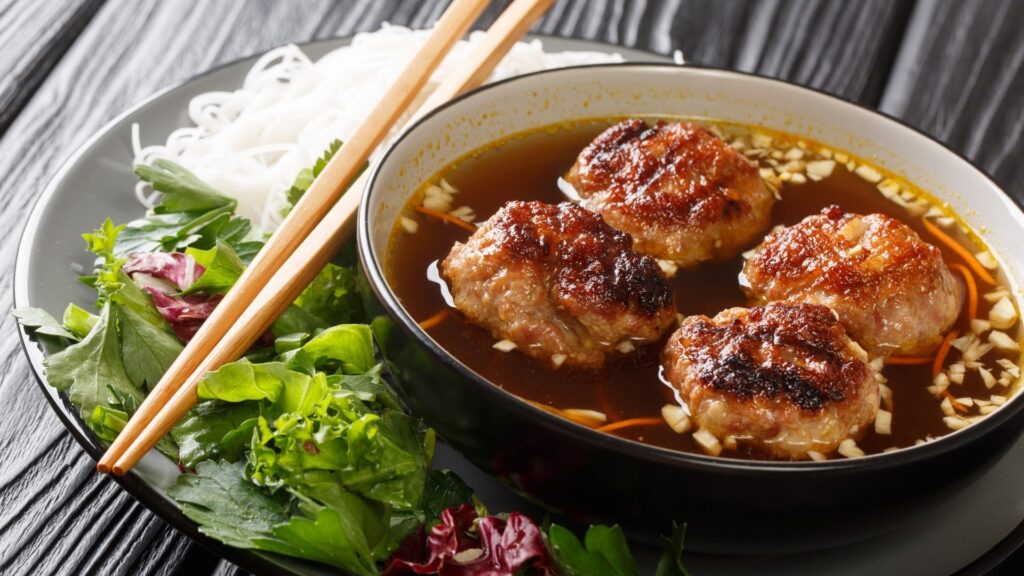 Carte touristique Vietnam : top des sites à découvrir - thumbnail bun cha hanoi vietnam 1920 Le Bun Cha, Un Plat Inoubliable Lors Votre Voyage à Hanoi