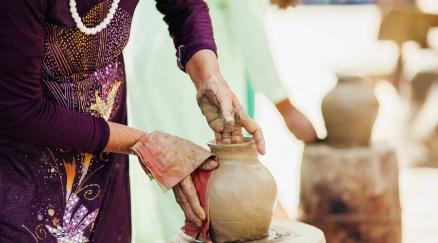 Artisan qualifié fabriquant des pots