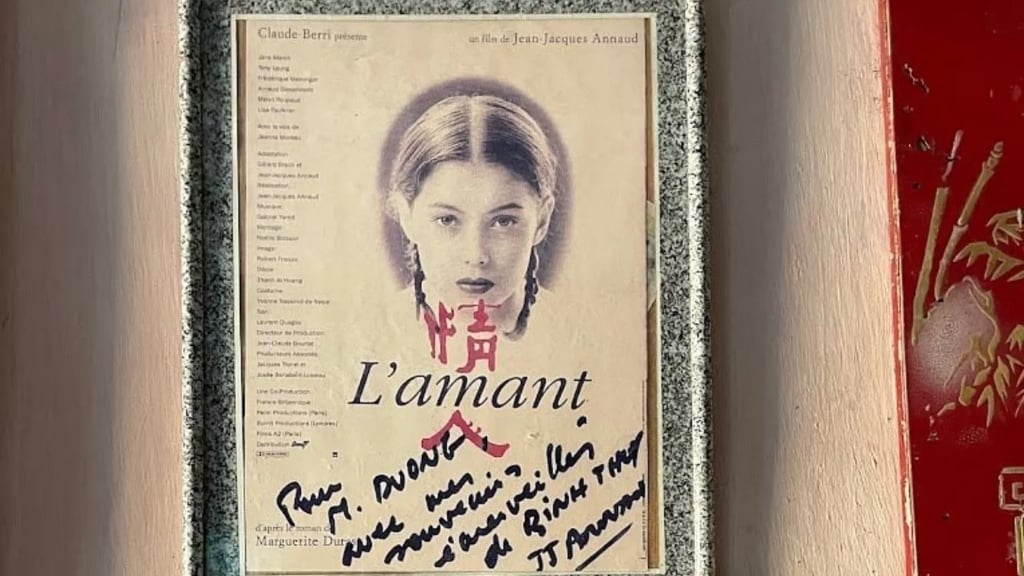 Affiche du film L'Amant avec la signature du réalisateur Jean-Jacques Annaud Affiche du film L'Amant avec la signature du réalisateur Jean-Jacques Annaud