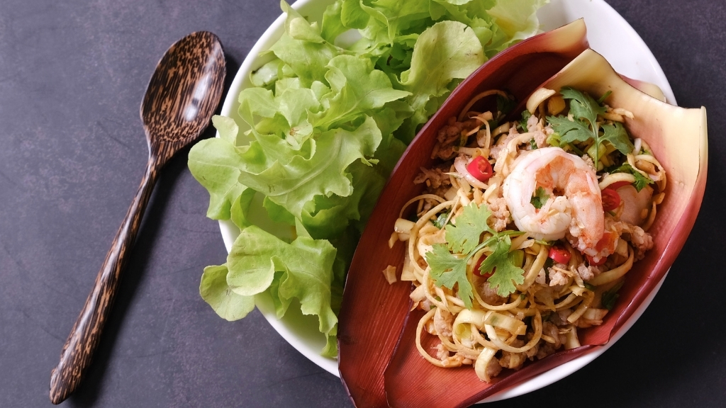 La salade de fleurs de bananier - top 10 meilleurs plats vietnamiens
