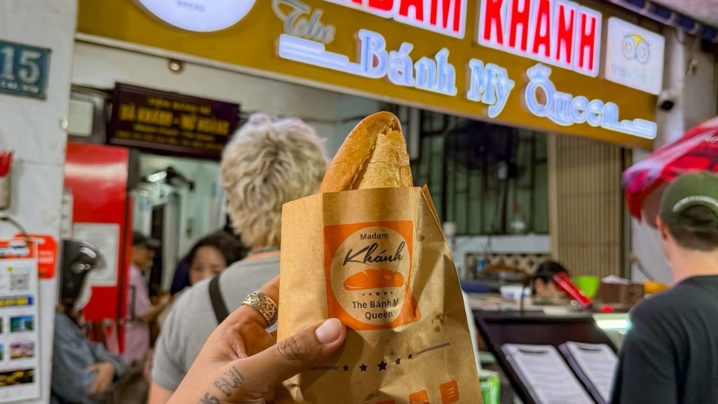 Guide des plats à Hoi An : Top 7 spécialités à déguster - vietnam cuisine banh mi madam khanh 1024 Banh mi Madam Khanh