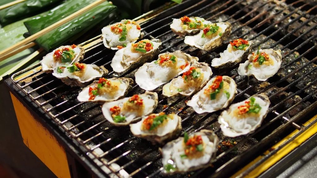 TOP 7 plats à Halong à essayer absolument pendant votre voyage - vietnam cuisine halong hau nuong huitres grillees a huile de ciboulette 1024 Huîtres grillées à l’huile de ciboulette