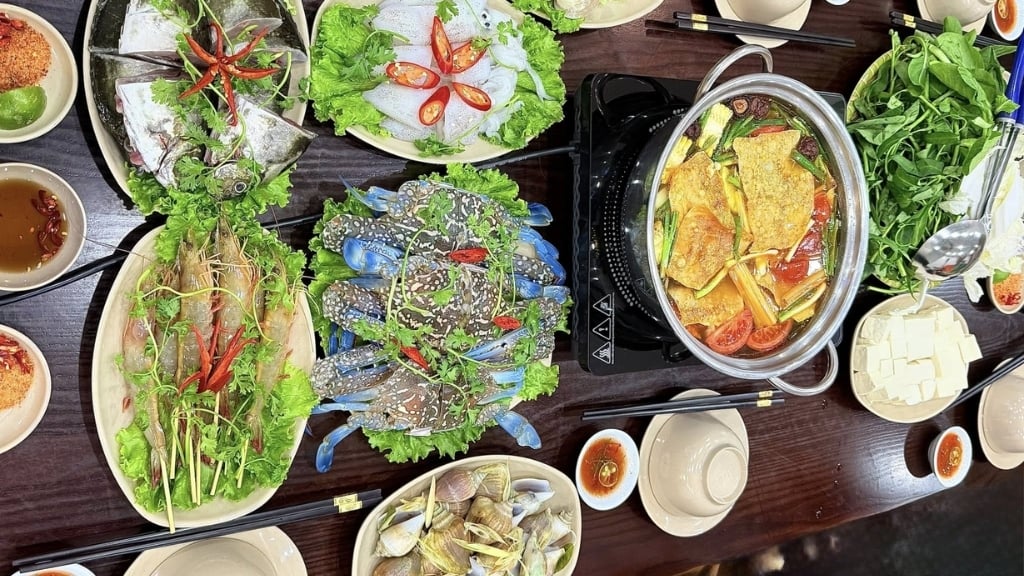 Lẩu hải sản (fondue de fruits de mer) Lẩu hải sản