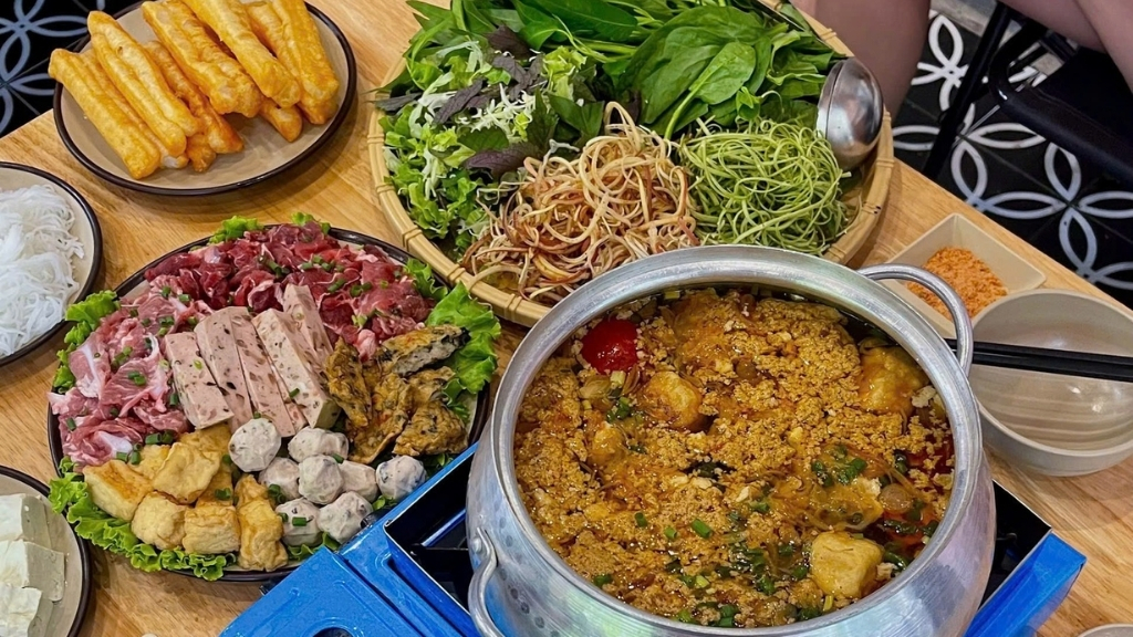 Lẩu riêu cua (fondue de crabes et de tomates) Lẩu riêu cua