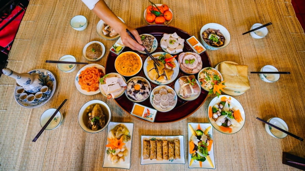 Exploration des célébrations du Têt au Vietnam - vietnam cuisine tet repas 1024 Repas vietnamien du Nouvel An