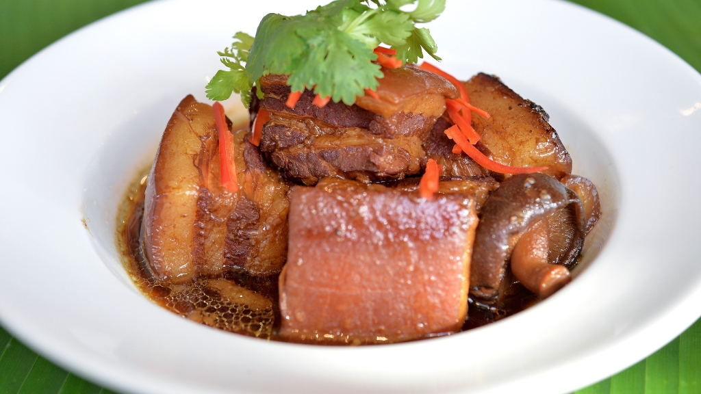 Poitrine de porc braisée à l’œuf de canard