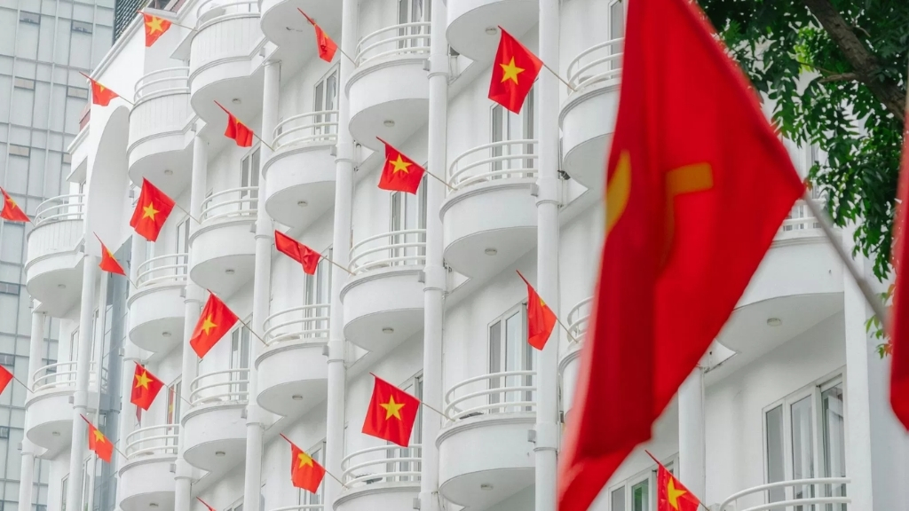 Un hôtel à Hanoi arbore le drapeau le jour de la grande célébration