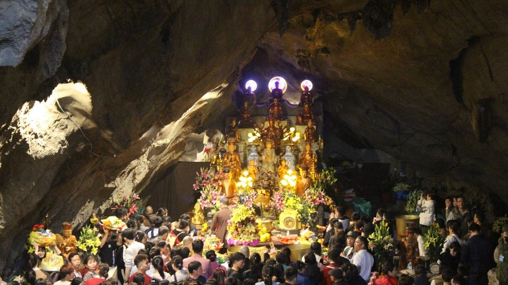 Exploration des célébrations du Têt au Vietnam - vietnam fete pagode d parfum 1024 Pagode parfum fete