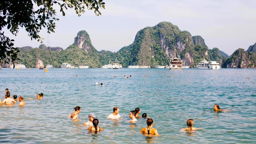 Baignade dans la baie d'Halong