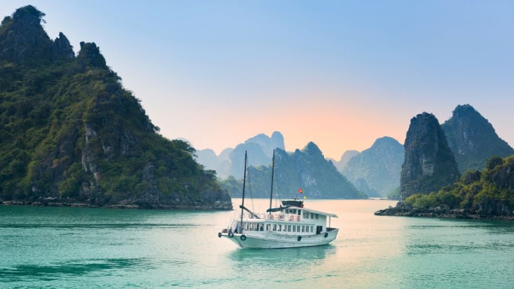 Bien préparer votre voyage au Vietnam - vietnam halong croisiere 1024 Bateau de croisière dans la baie d’Ha Long - Itinéraire Vietnam 2 semaines