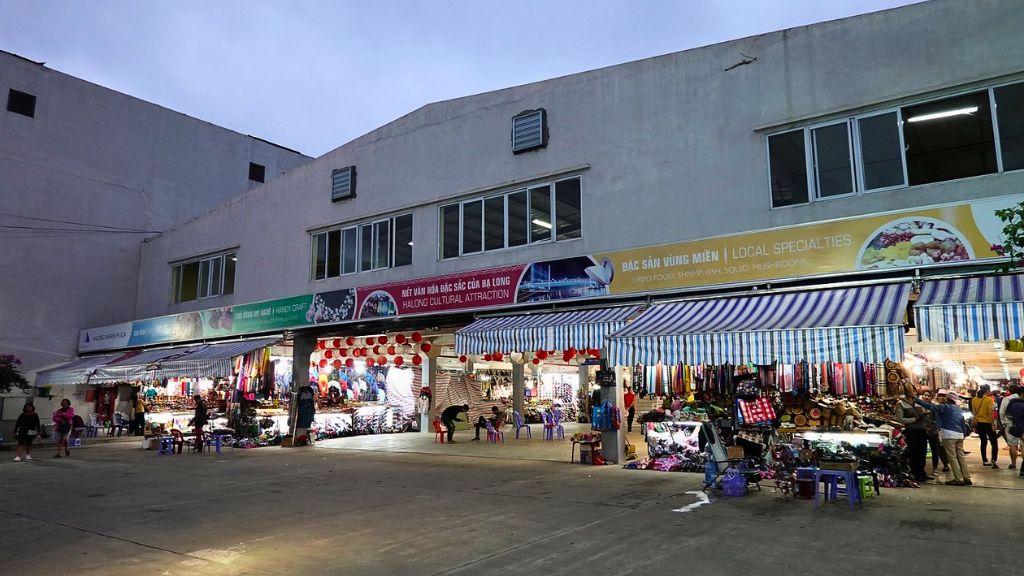 vietnam halong marche nocturne 01 1024 - Voyage Vietnam baie d’Ha Long: découvrez de A à Z