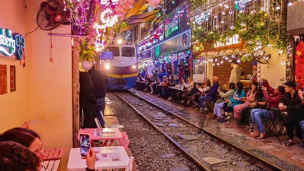 Cafés de la rue du train à Hanoï