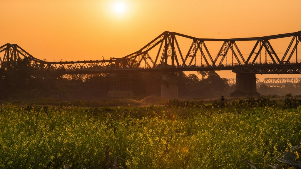 Le lever du soleil au pont Long Bien