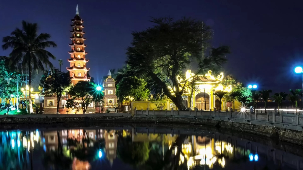 Pagode Tran Quoc de lumière au soir