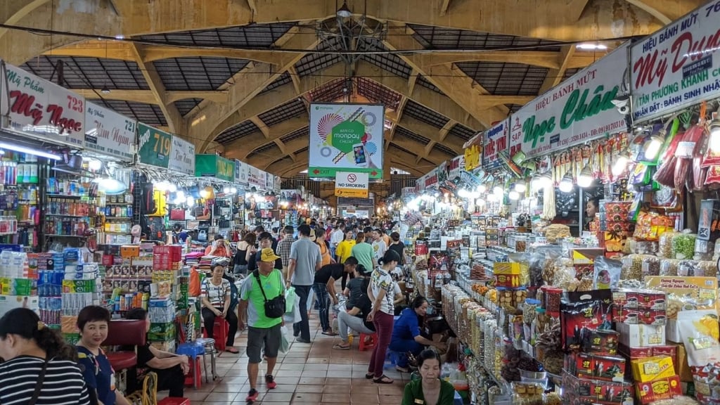 À l’intérieur du marché animé de Ben Thanh