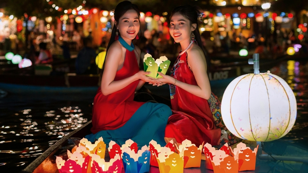 Lancer une lanterne sur la rivière Hoai