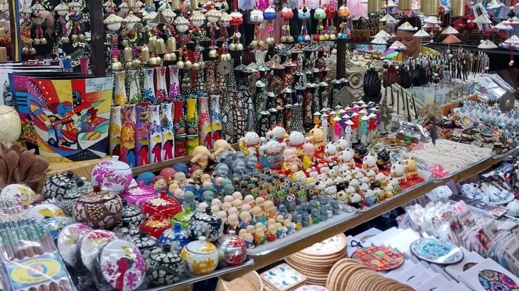 Souvenirs au marché de nuit Hoi An