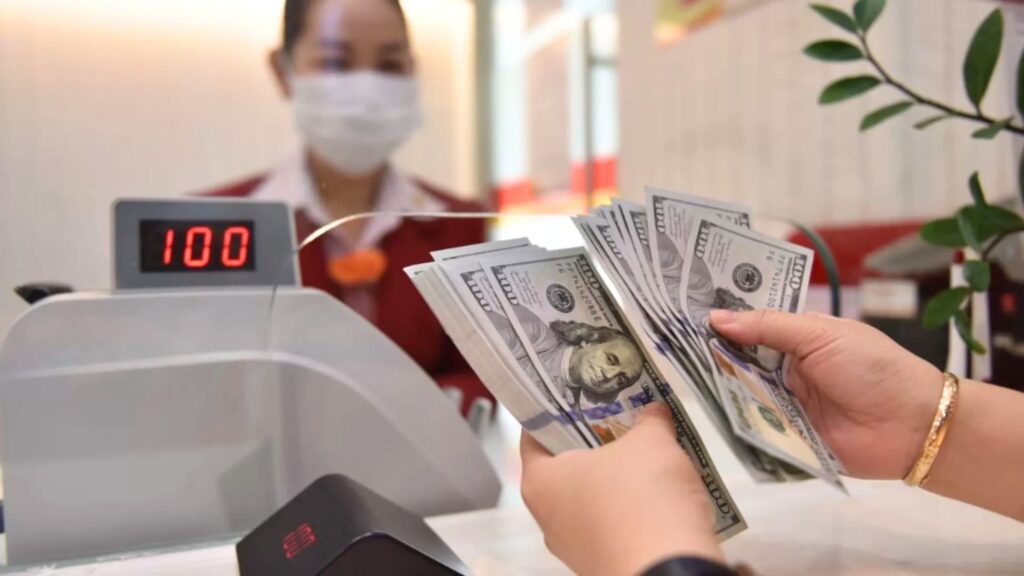 Changer de l'argent dans une banque au Vietnam