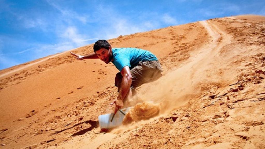 Faire du sandboarding sur les dunes de sable de Bau Trang