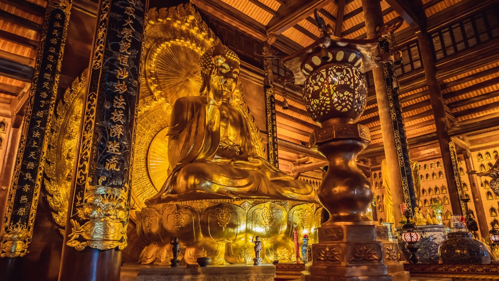 Statue de Bouddha au cœur du temple de Bai Dinh