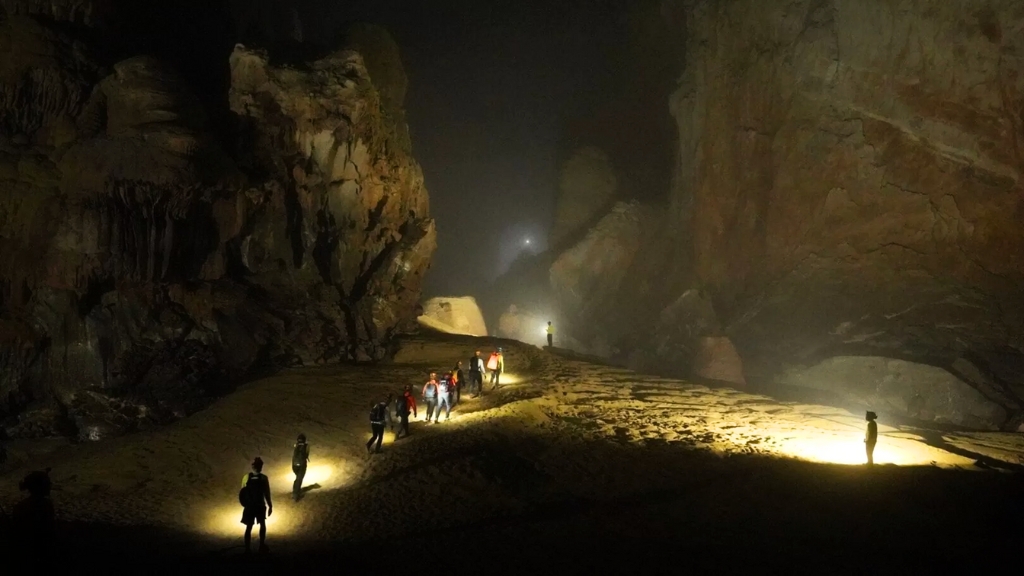 Les voyageurs explorent le grotte de Son Doong
