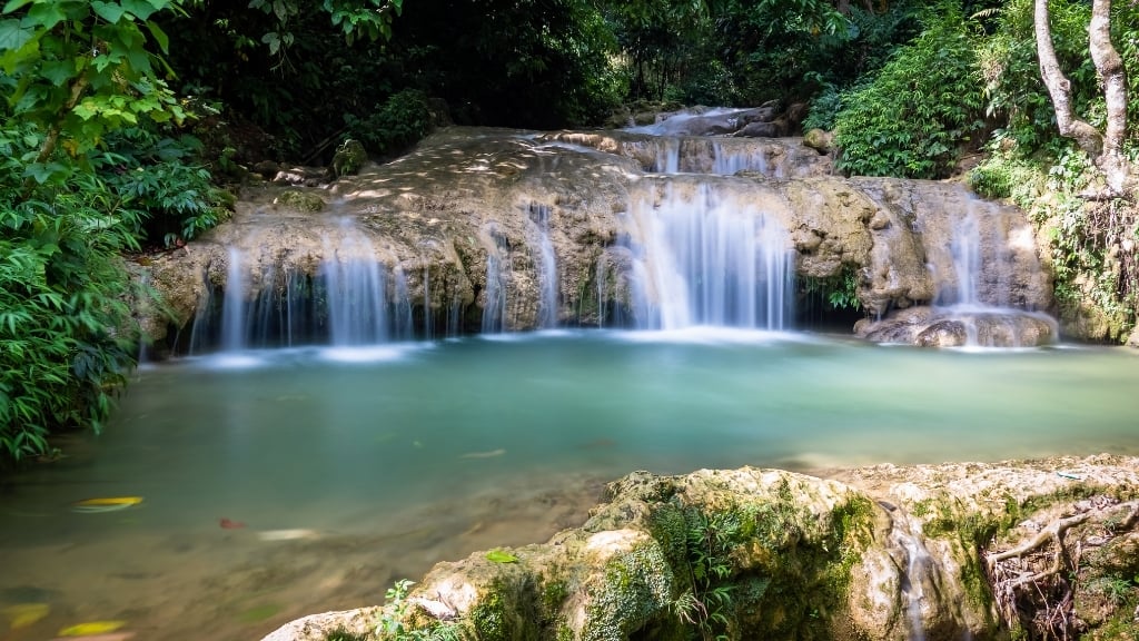 Baignade à la cascade de Hieu La cascade à Pu Luong
