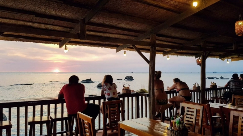 Free Beach Bar & Restaurant