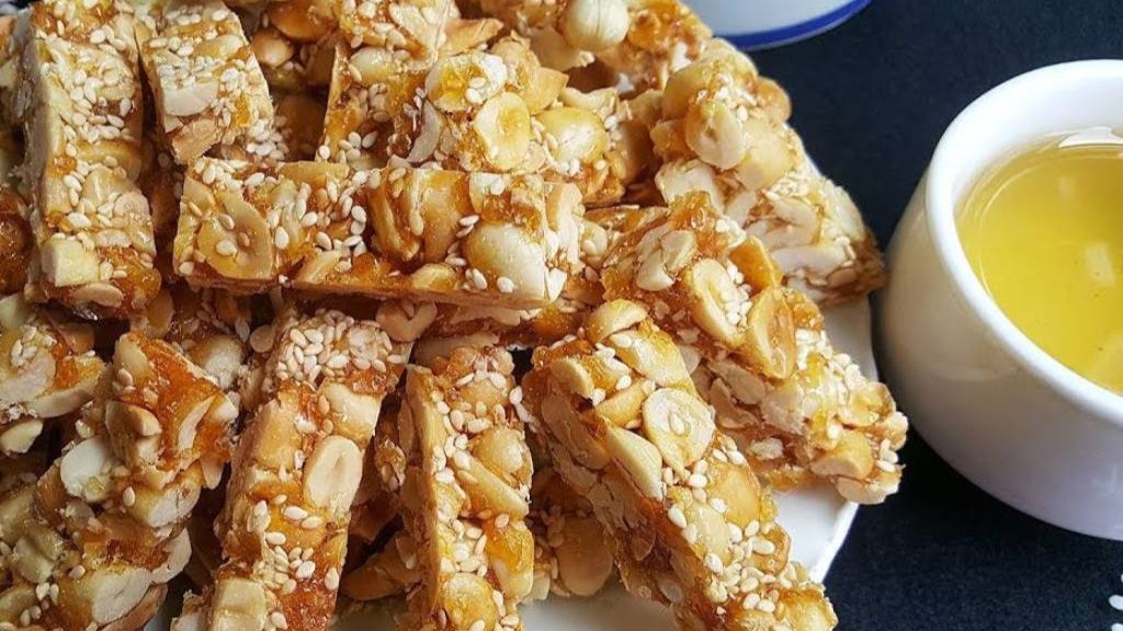 15 gâteaux et bonbons à essayer lors de votre voyage au Vietnam - vietnam cuisine keo lac 1024 Keo lac - bonbon aux cacahuètes grillées