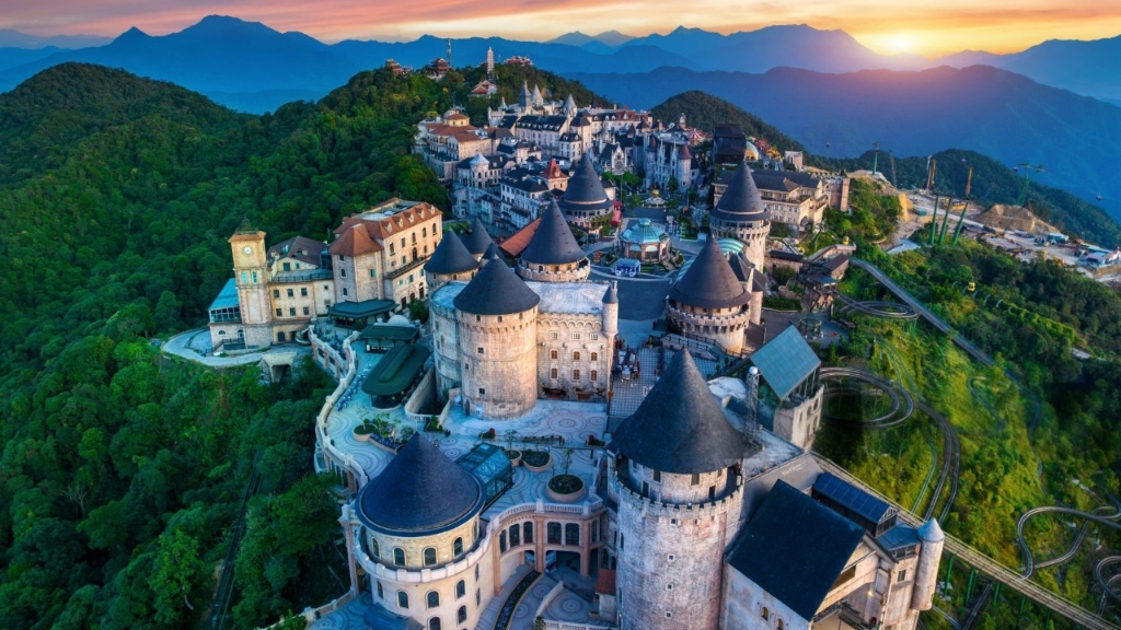 Village médiéval sur les collines de Ba Na