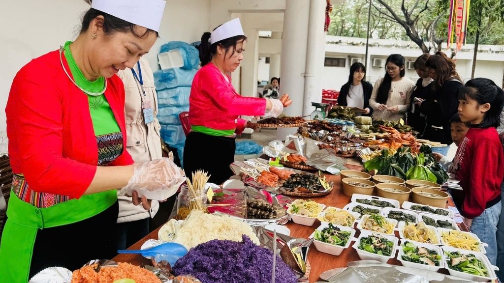 Visiter le musée d’Ethnographie en famille : Une sortie culturelle ludique - vietnam hanoi musee ethnographie costumes traditionnels 1024 Costumes tradiotionnels au musée d'ethnographie