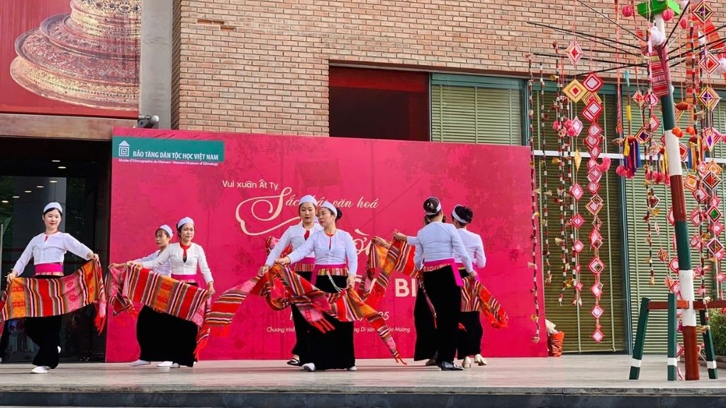 Visiter le musée d’Ethnographie en famille : Une sortie culturelle ludique - vietnam hanoi musee ethnographie costumes traditionnels1 1024 Costumes tradiotionnels au musée d'ethnographie