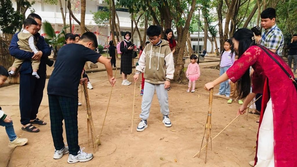 Visiter le musée d’Ethnographie en famille : Une sortie culturelle ludique - vietnam hanoi musee ethnographie jeux traditionnel 1024 Jeux traditionnels au musée d'ethnographie