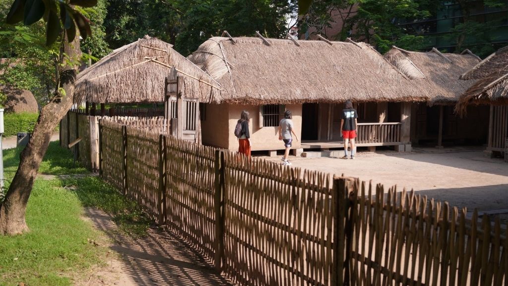 Visiter le musée d’Ethnographie en famille : Une sortie culturelle ludique - vietnam hanoi musee ethnographie maisons traditionnelles 1024 Maison traditionnelles au musée d'ethnographie en famille