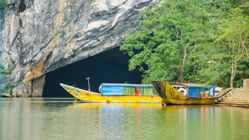 vietnam phong nha fishing boat 1024 - Guide de voyage en couple au Vietnam : que préparer avant le départ
