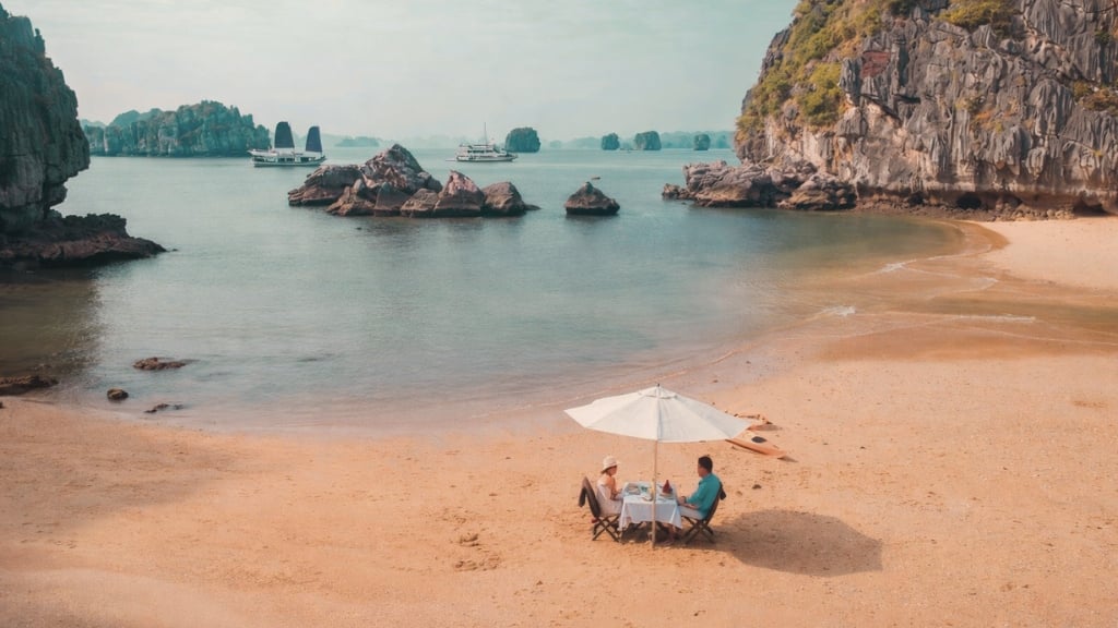Meilleurs circuits au Vietnam pour couples à découvrir - vietnam halong dragon pearl croisiere bbq 1024 Déjeuner BBQ sur la plage à Baie d'Halong