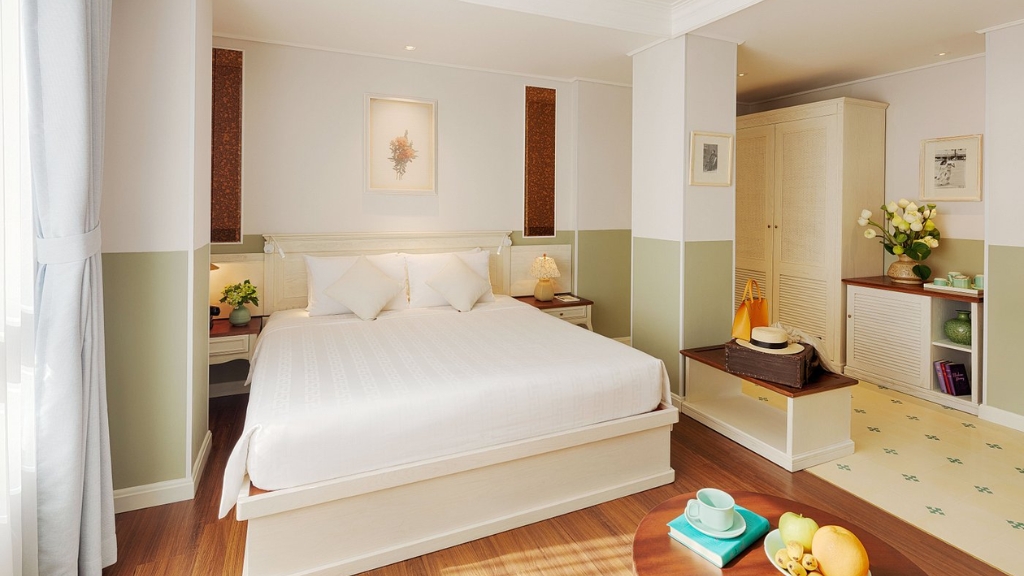 Au Lac Charner Hotel