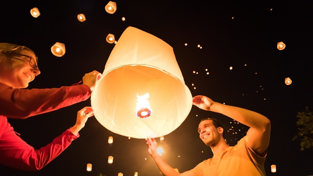 Lâcher de lanternes célestes (Khom Loi) 