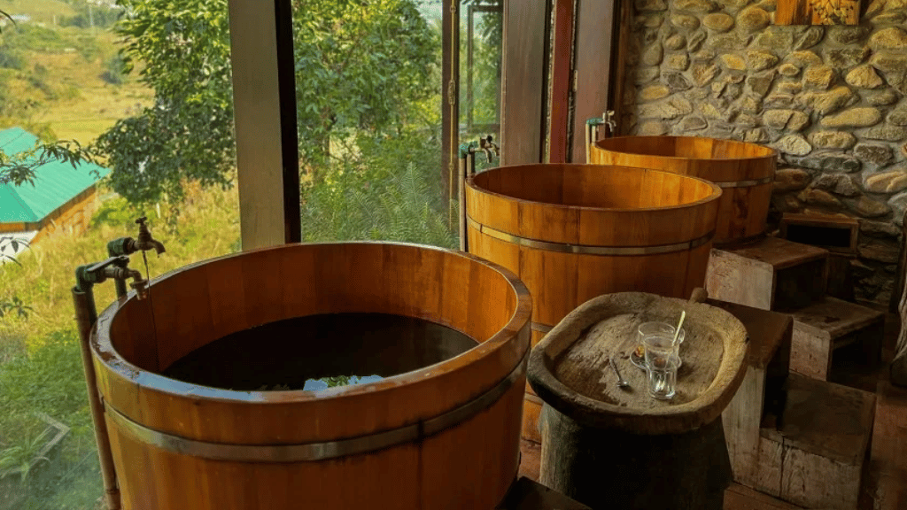 Baignoire traditionnelle en bois de po mu pour le bain aux plantes des Dao rouges