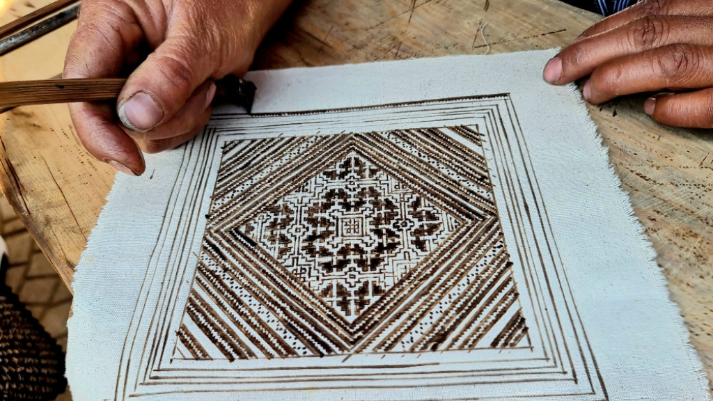 Dessin à la cire d’abeille à Pa Co : art traditionnel de la culture Hmong - pa co dessin a la cire dabeille b 1024 Artisanat traditionnel de Pa Co avec motifs en cire d’abeille sur tissu
