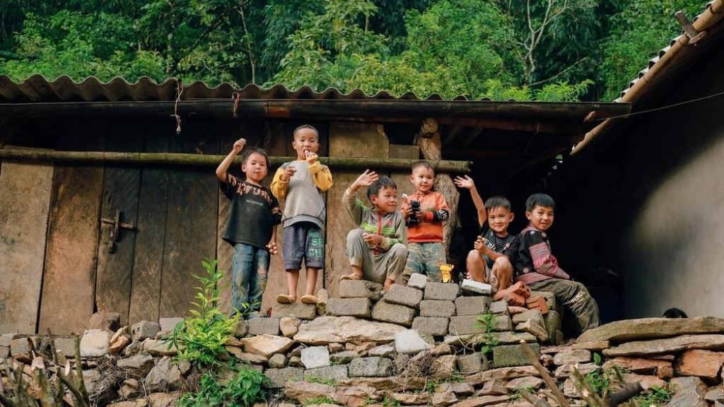 Des enfants à village de Thung Mai