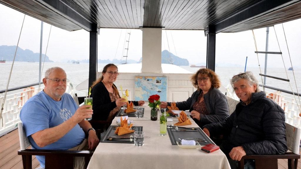 Comment fonctionne un voyage en petit groupe au Vietnam ? - vietnam halong visite de groupe feedback 1024 Halong en groupe : découverte, convivialité et paysages inoubliables