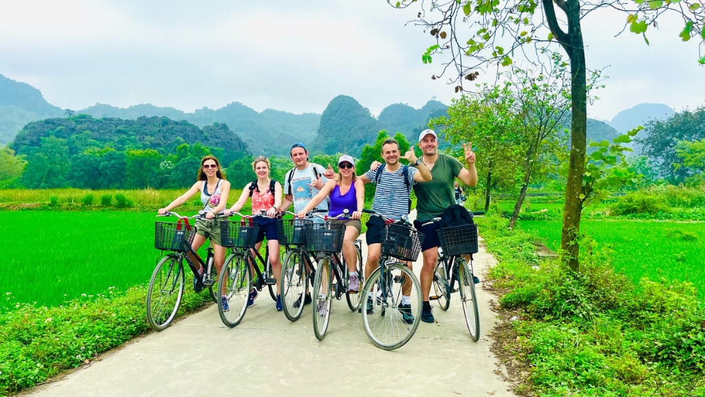 Comment fonctionne un voyage en petit groupe au Vietnam ? - vietnam ninh binh velo feedback 1024 Ninh Binh autrement : à vélo, au plus près de la nature
