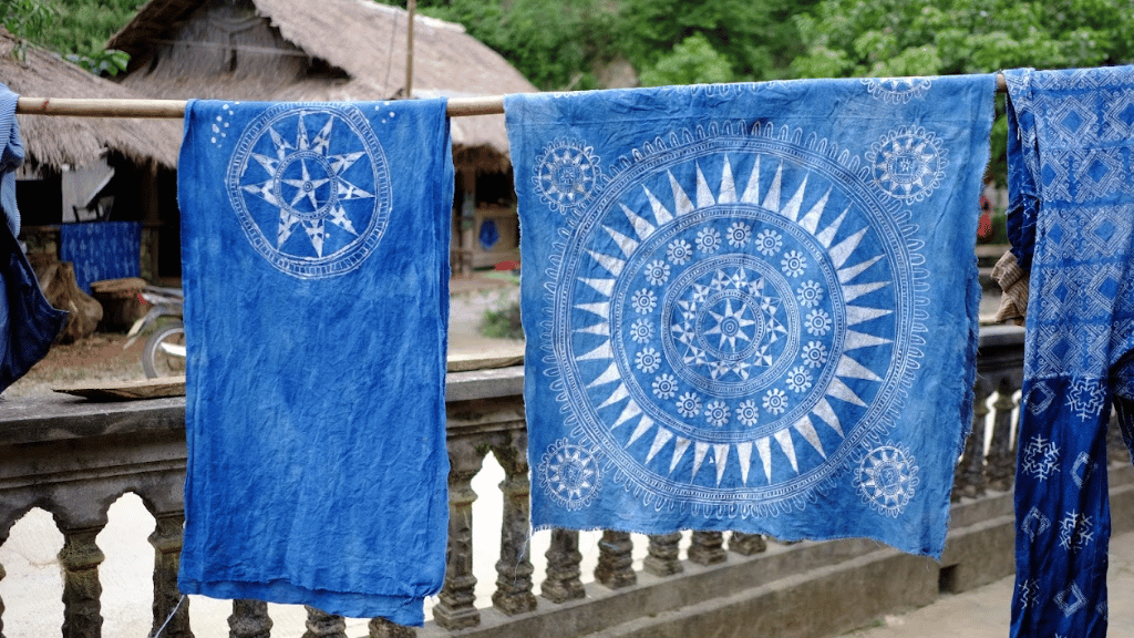 Dessin à la cire d’abeille à Pa Co : art traditionnel de la culture Hmong - vietnam pa co batik traditionnel 1024 Une fois la teinture terminée, le tissu est étendu pour sécher au soleil