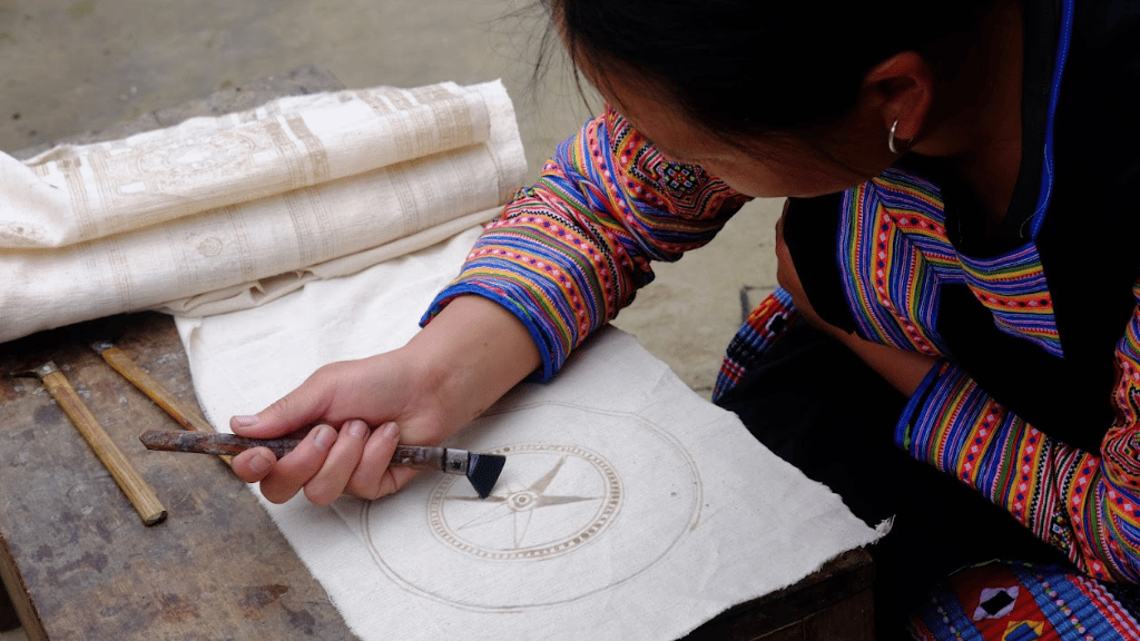 Dessin à la cire d’abeille à Pa Co : art traditionnel de la culture Hmong - vietnam pa co dessin cire abeille 1024 Stylo tjanting en bambou avec pointe métallique triangulaire pour batik