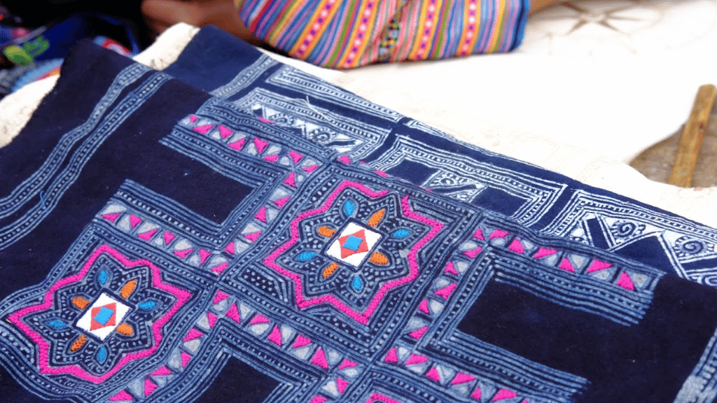 Villages de Mai Chau : à la découverte d’une vie locale authentique - vietnam pa co motifs cire abeille 1024 Artisan en train de réaliser une broderie fine sur tissu